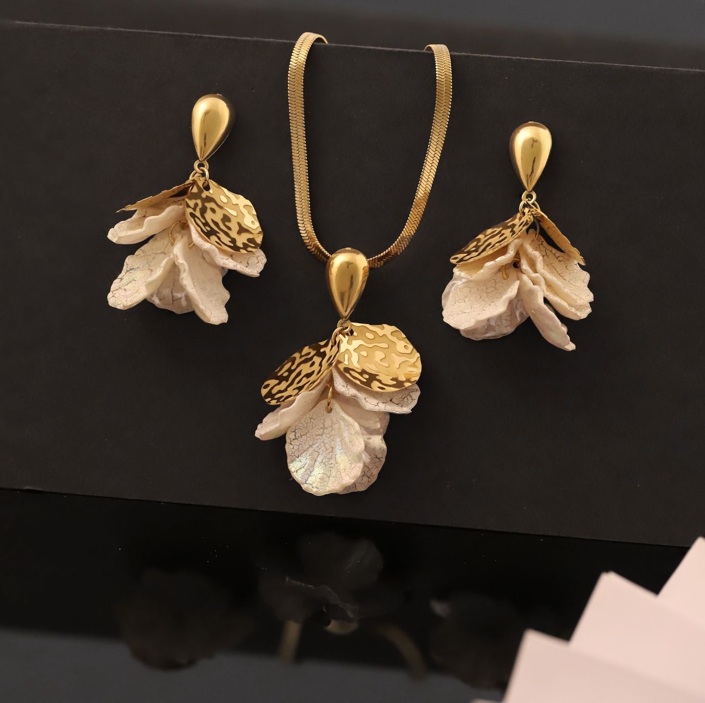 Gold Abstract Drop Full Set